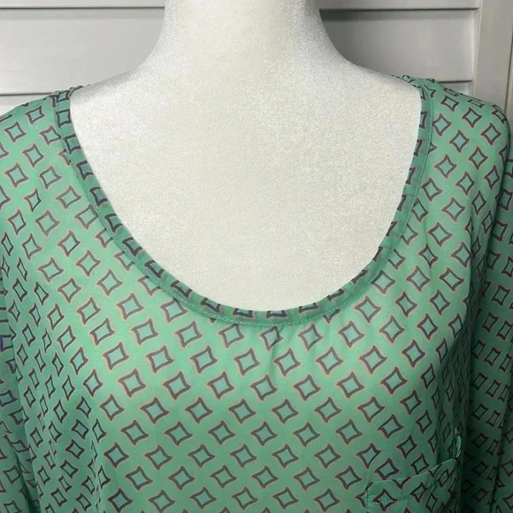 Karlie Scoop Neck Button Back Roll Tab Sleeve Pullover Top Size Large Mint NWT - Picture 4 of 9
